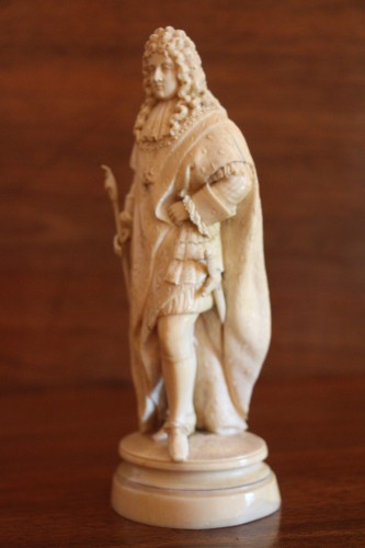 Antiquités - Louis XIV portant la main de justice, ivoire XVIIIe