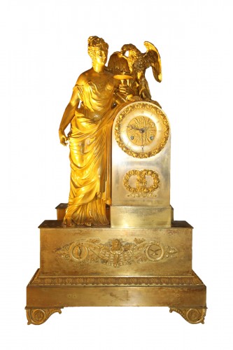 Importante pendule Empire à La vestale en bronze doré, début XIXe