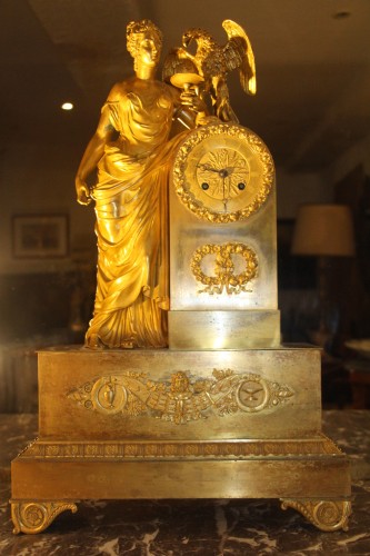 Horology  - Important Empire clock with the vestal in gilt bronze, early 19th century