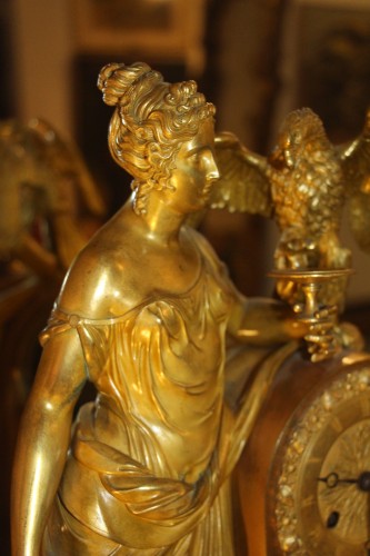 Antiquités - Important Empire clock with the vestal in gilt bronze, early 19th century