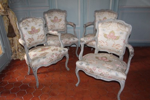 Suite de quatre cabriolets en noyer laqués, Provence, époque Louis XV - Sièges Style Louis XV