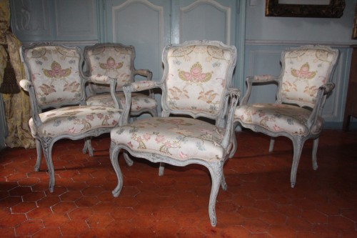 Suite de quatre cabriolets en noyer laqués, Provence, époque Louis XV - Didascalies