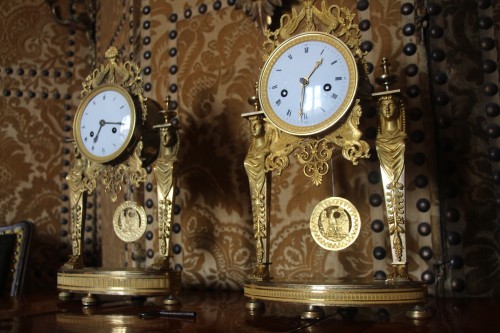 Horlogerie Pendule - Paire de pendules aux cariatides et cygnes en bronze doré, époque Empire, XIXe