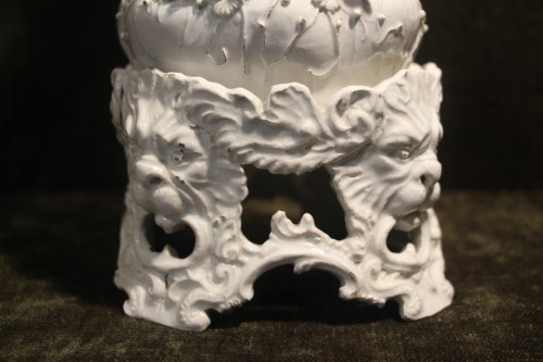 XVIIIe siècle - Brûle parfum en porcelaine blanche de Capodimonte, XVIIIe