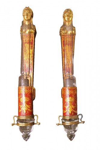 Pair of wall lights in red and gold varnished metal, from the Consulate period