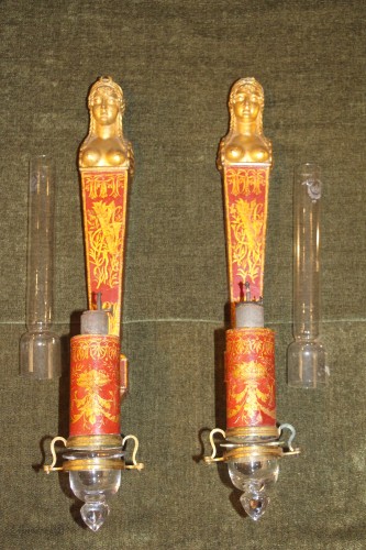 Paire d'appliques à quinquet en tôle vernie rouge et or, d'époque Consulat - Luminaires Style Directoire