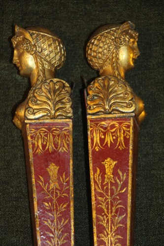 XVIIIe siècle - Paire d'appliques à quinquet en tôle vernie rouge et or, d'époque Consulat