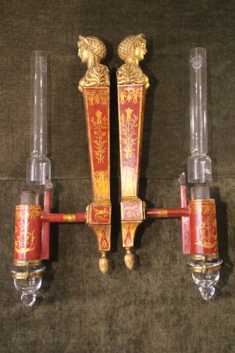 Pair of wall lights in red and gold varnished metal, from the Consulate period - Directoire