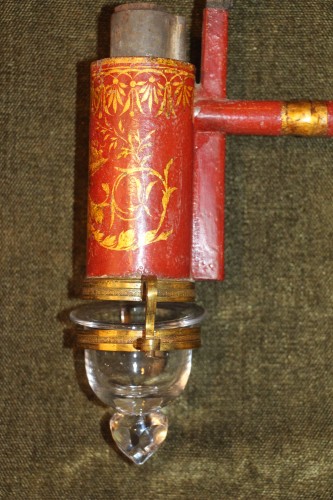 Antiquités - Pair of wall lights in red and gold varnished metal, from the Consulate period