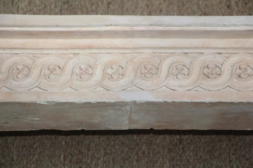 Antiquités - 9th century terra cotta mantel in the Antique style