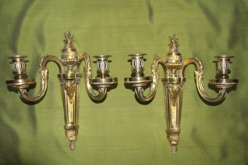 Paire d'appliques en bronze doré à Tête de bélier, premier quart du XIXe - Didascalies