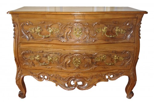 Provencal chest of drawers in blond walnut, Arles circa 1760