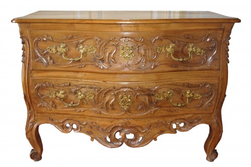 Commode provençale en noyer blond, Arles vers 1760