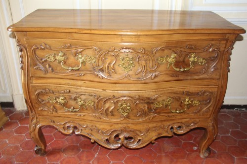 Provencal chest of drawers in blond walnut, Arles circa 1760 - Furniture Style Louis XV