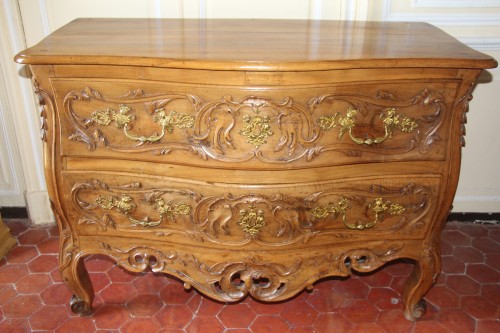 Commode provençale en noyer blond, Arles vers 1760 - Mobilier Style Louis XV