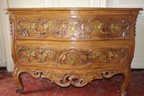 Furniture  - Provencal chest of drawers in blond walnut, Arles circa 1760