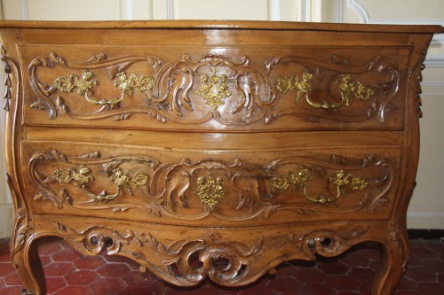Provencal chest of drawers in blond walnut, Arles circa 1760 - 