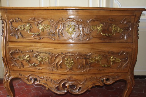 Commode provençale en noyer blond, Arles vers 1760 - Didascalies