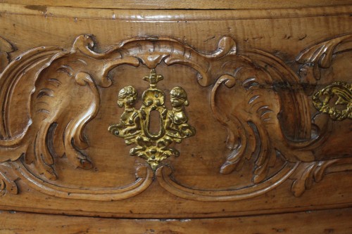 18th century - Provencal chest of drawers in blond walnut, Arles circa 1760