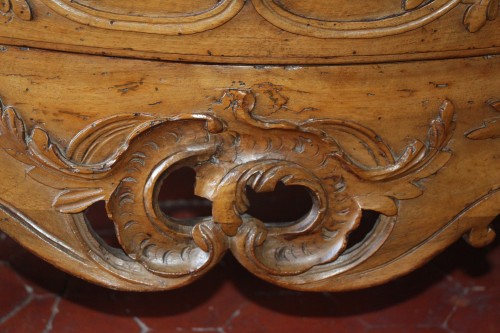 Commode provençale en noyer blond, Arles vers 1760 - Louis XV