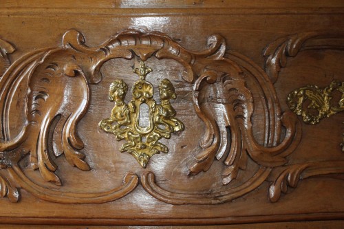 Louis XV - Provencal chest of drawers in blond walnut, Arles circa 1760