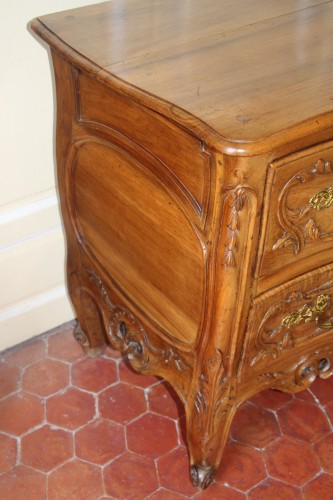 Antiquités - Commode provençale en noyer blond, Arles vers 1760