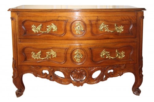 Provencal chest of drawers in solid walnut, Aix-en-Provence Louis XV period