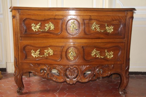 Provencal chest of drawers in solid walnut, Aix-en-Provence Louis XV period - Furniture Style Louis XV