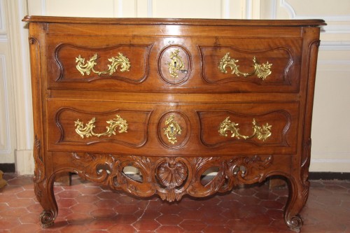 Commode provençale en noyer massif, Aix-en-Provence époque Louis XV - Mobilier Style Louis XV