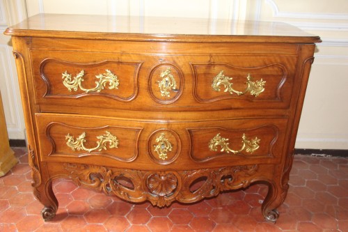 Commode provençale en noyer massif, Aix-en-Provence époque Louis XV - Didascalies