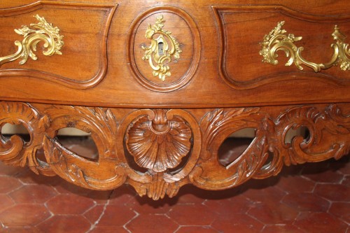 Provencal chest of drawers in solid walnut, Aix-en-Provence Louis XV period - Louis XV
