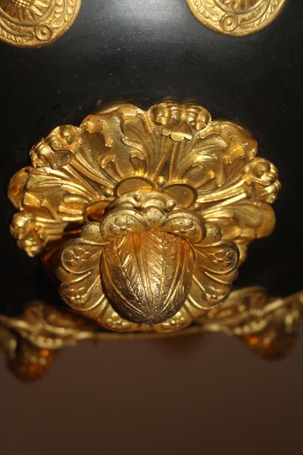 Antiquités - Lustre à l'antique en bronze doré et patiné, époque Louis-Philippe