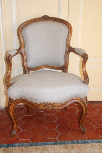 Paire de fauteuils en cabriolets vers 1755, attribués à Pierre Nogaret - Sièges Style Louis XV