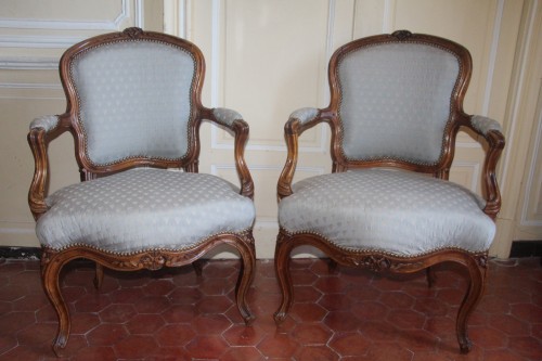 Sièges Fauteuil & Bergère - Paire de fauteuils en cabriolets vers 1755, attribués à Pierre Nogaret