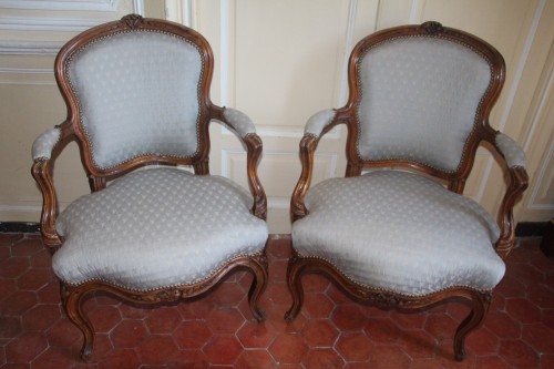 XVIIIe siècle - Paire de fauteuils en cabriolets vers 1755, attribués à Pierre Nogaret