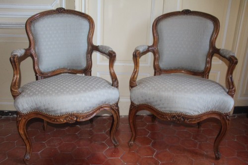 Paire de fauteuils en cabriolets vers 1755, attribués à Pierre Nogaret - Louis XV