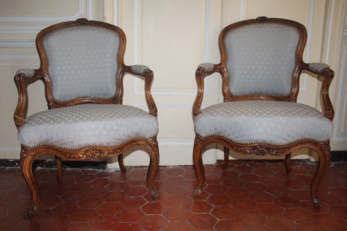 Louis XV - Paire de fauteuils en cabriolets vers 1755, attribués à Pierre Nogaret