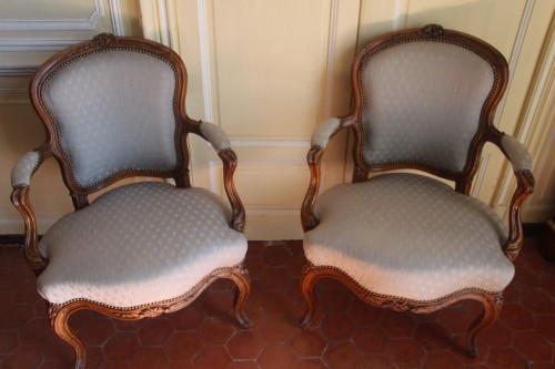 Antiquités - Paire de fauteuils en cabriolets vers 1755, attribués à Pierre Nogaret