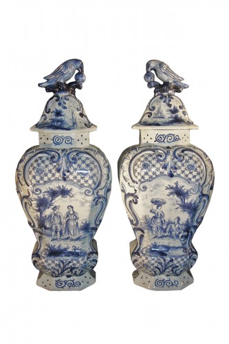 Paire de vases aux perroquets, faïence de Delft bleue début XIXe siècle