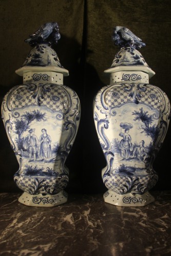 Paire de vases aux perroquets, faïence de Delft bleue début XIXe siècle - Céramiques, Porcelaines Style Empire