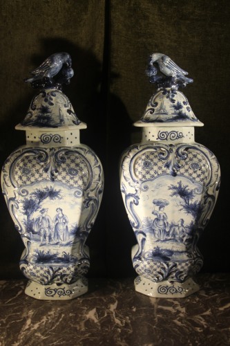Céramiques, Porcelaines  - Paire de vases aux perroquets, faïence de Delft bleue début XIXe siècle
