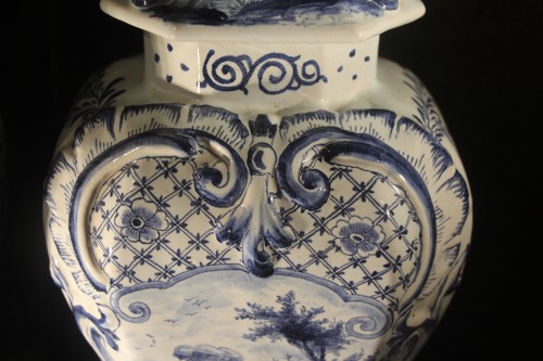 Empire - Paire de vases aux perroquets, faïence de Delft bleue début XIXe siècle