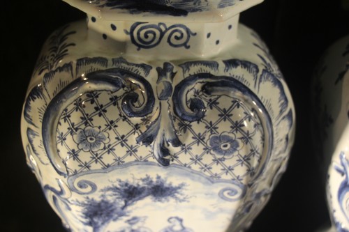 Antiquités - Paire de vases aux perroquets, faïence de Delft bleue début XIXe siècle