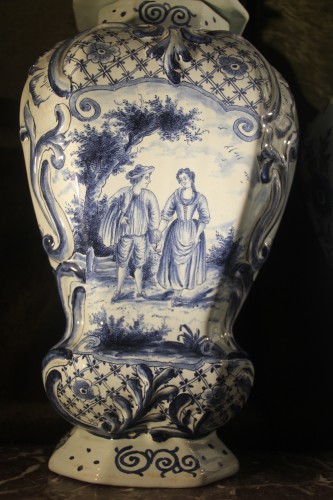 Antiquités - Paire de vases aux perroquets, faïence de Delft bleue début XIXe siècle