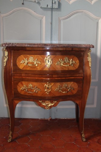 Commode d'entre-deux, estampillée J.B DETROULLEAU, Maître en 1767, XVIIIe - Mobilier Style Louis XV