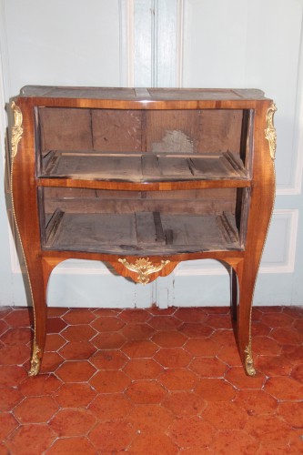 Commode d'entre-deux, estampillée J.B DETROULLEAU, Maître en 1767, XVIIIe - Didascalies