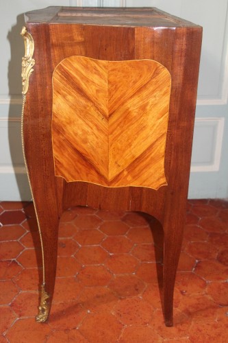XVIIIe siècle - Commode d'entre-deux, estampillée J.B DETROULLEAU, Maître en 1767, XVIIIe