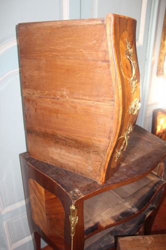 Antiquités - Commode d'entre-deux, estampillée J.B DETROULLEAU, Maître en 1767, XVIIIe