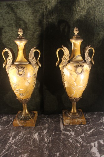 Paire de cassolettes en marbre jaune de Sienne, Italie fin XIXe siècle - Objet de décoration Style Napoléon III