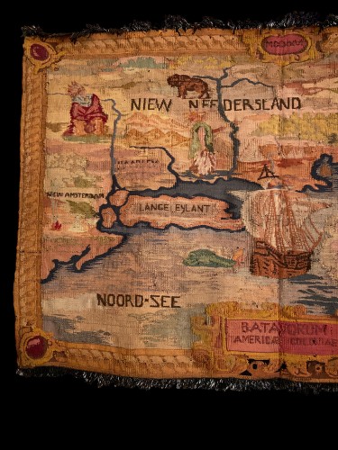 20th century - Tapestry (circa 1890-1920) with the map of America